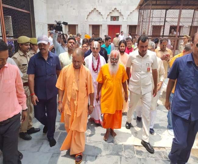 अयोद्ध्या में मुख्यमंत्री योगी आदित्यनाथ ने किये रामलला के दर्शन