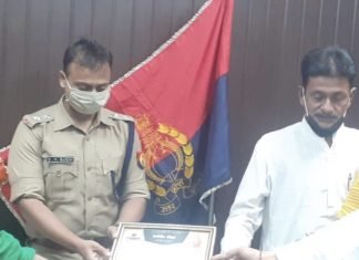 टीम मोदी सपोर्टर संघ ने एसीपी काकोरी सैयद कासिम आबिदी को  “कोरोना वीर योद्धा” अवार्ड से नवाज़ा