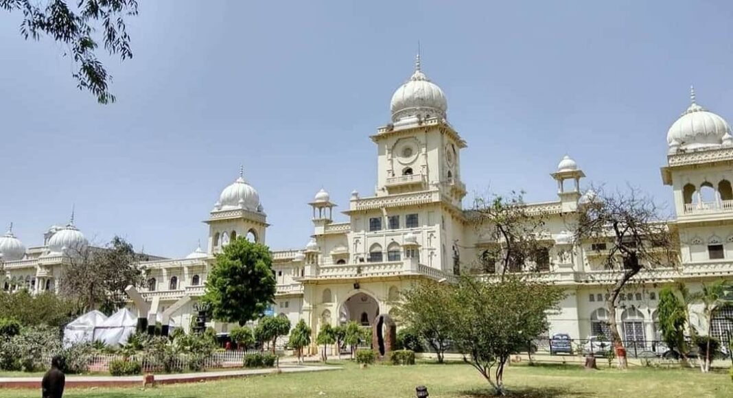लखनऊ विश्वविद्यालय में फीस वृद्धि के खिलाफ छात्रों का हंगामा