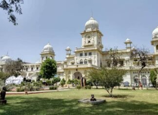 लखनऊ विश्वविद्यालय में फीस वृद्धि के खिलाफ छात्रों का हंगामा