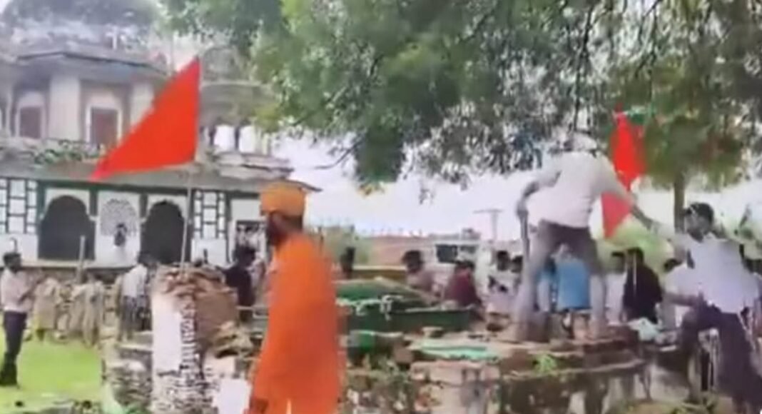 फतेहपुर में मकबरे पर हिंदू संगठनों का हमला,पुलिस की निष्क्रियता और कानून-व्यवस्था पर सवाल