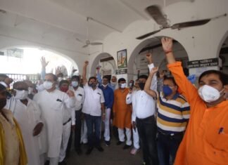 चालू वित्त वर्ष के बजट पर चर्चा के दौरान पार्षदों का हंगामा, महापौर ने बीच में छोड़ा सदन