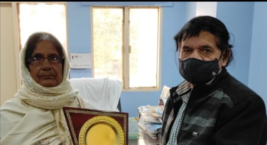 नाज़नीन बेगम को मिला उर्दू अकादमी से अवार्ड