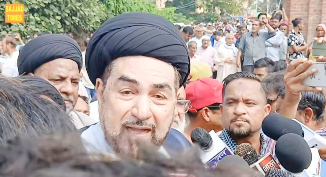 शिया धर्मगुरु मौलाना कल्बे जवाद नकवी ने हुसैनाबाद ट्रस्ट के खिलाफ प्रदर्शन की अगुवाई की