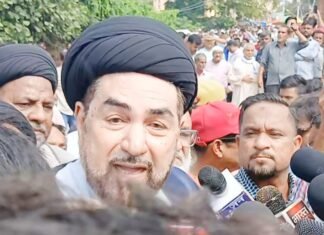शिया धर्मगुरु मौलाना कल्बे जवाद नकवी ने हुसैनाबाद ट्रस्ट के खिलाफ प्रदर्शन की अगुवाई की
