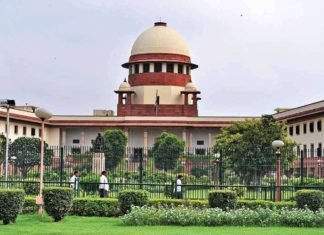 वरिष्ठ अधिवक्ता प्रशांत भूषण पर गिरी सर्वोच्च न्यायालय के आदेश की गाज