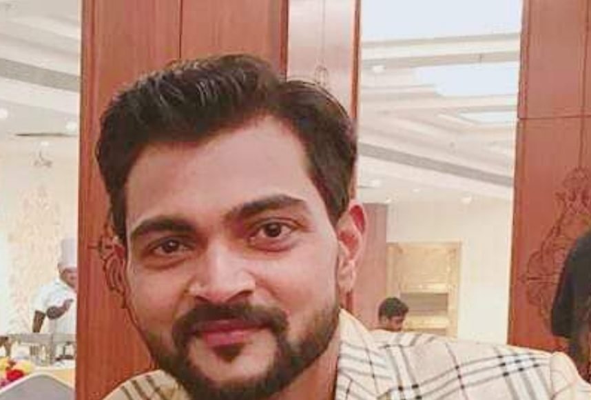 ग़ज़ल, पथरीले रास्तों को गुलशन बनाने आओ । छोड़ों ये नर्म बिस्तर अब बोलना पड़ेगा ।।