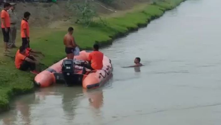 पिकअप डाले पर बारात से लौट रहे 29 लोग लखनऊ के पटवा खेड़ा गांव के निकट इंद्रा नहर में डूबे