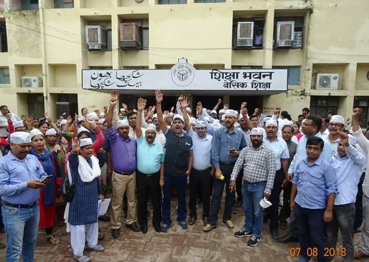 लखनऊ के दलित शिक्षकों के रिवर्शन व वेतन फ्रीज़ की गुपचुप कार्यवाही से भड़के आरक्षण समर्थक, किया शिक्षा विभाग का घेराव, जमकर नारेबाजी