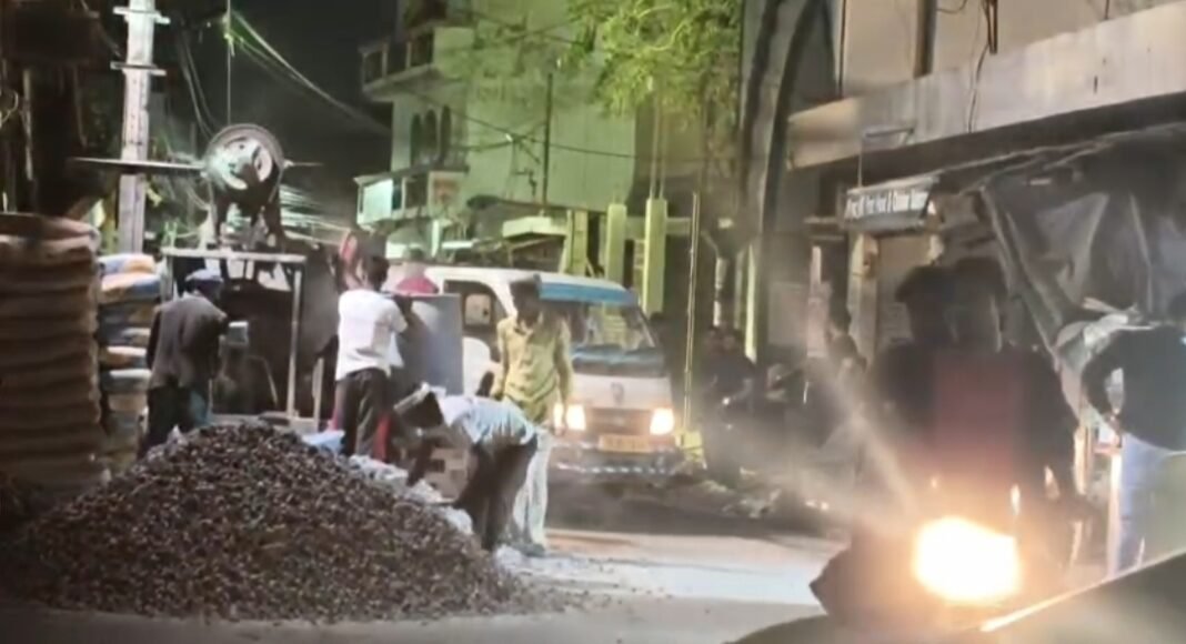 शिया वक्फ बोर्ड के सख्त आदेश के बावजूद दरगाह हज़रत अब्बास में अवैध दुकानों का युद्ध स्तर पर निर्माण, प्रशासन- पुलिस की मिलीभगत का आरोप