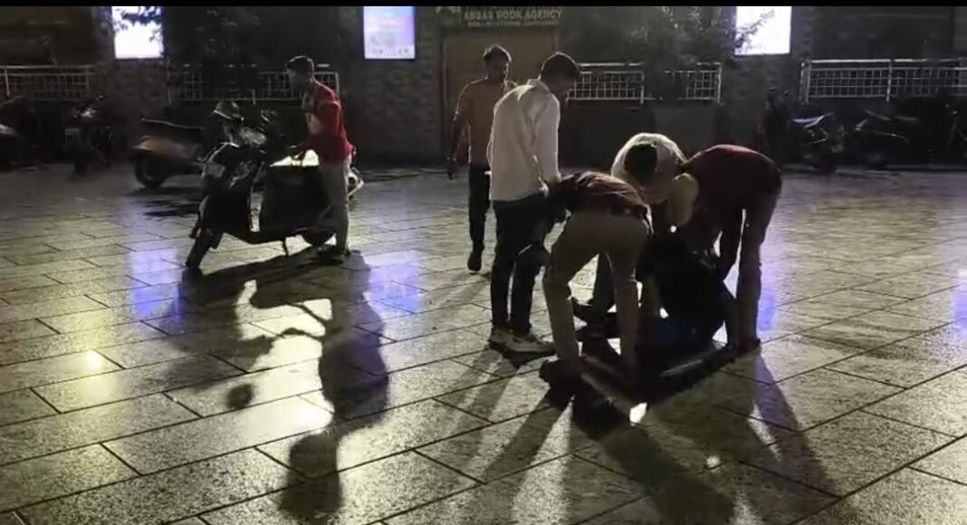 दरगाह हज़रत अब्बास में फिसलन भरे फर्श पर फिर हादसा, वीडियो बना रहे पत्रकार को रोके जाने से उठे सुरक्षा पर सवाल