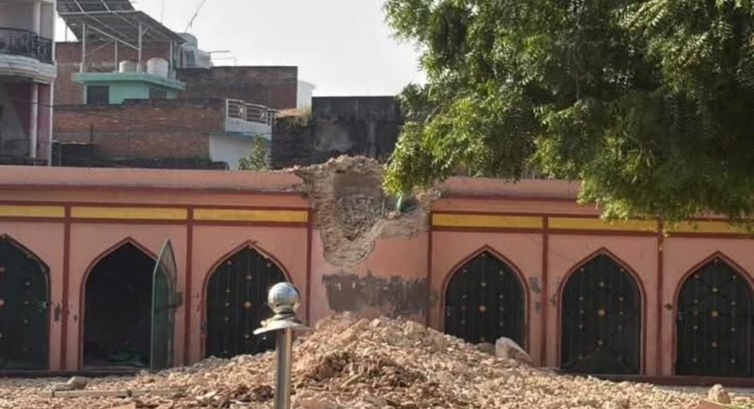 लखनऊ की ऐतिहासिक करबला दयानतउद्दौला की मीनार ढही, बड़ा हादसा टला