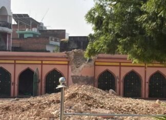 लखनऊ की ऐतिहासिक करबला दयानतउद्दौला की मीनार ढही, बड़ा हादसा टला