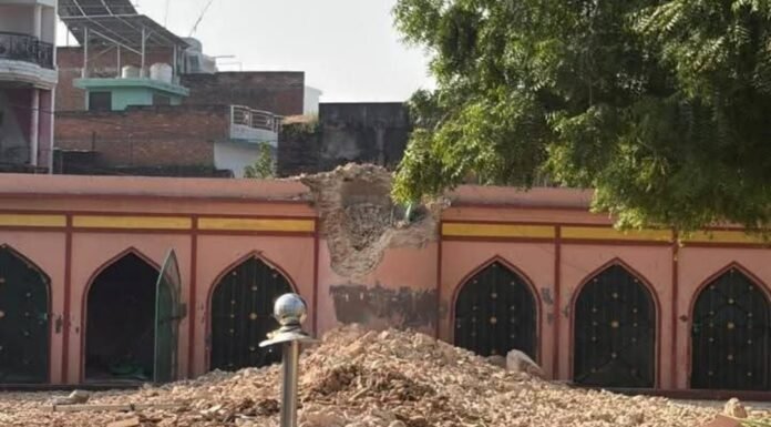 लखनऊ की ऐतिहासिक करबला दयानतउद्दौला की मीनार ढही, बड़ा हादसा टला