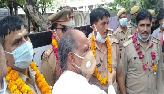दुबे की मौत के बाद, पुलिस फूलों से सम्मानित,  बिकारू गांव में बंट रही हैं मिठाइयां