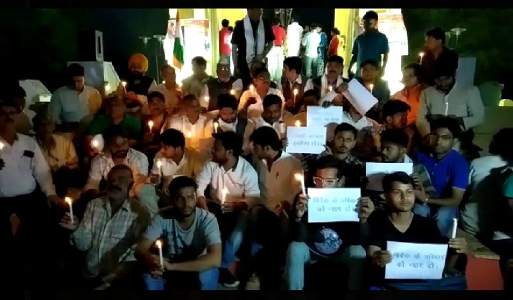 विवेक तिवारी हत्याकांड में परिजनों को पुलिस पर यक़ीन नहीं, मुख्यमंत्री योगी पर है भरोसा