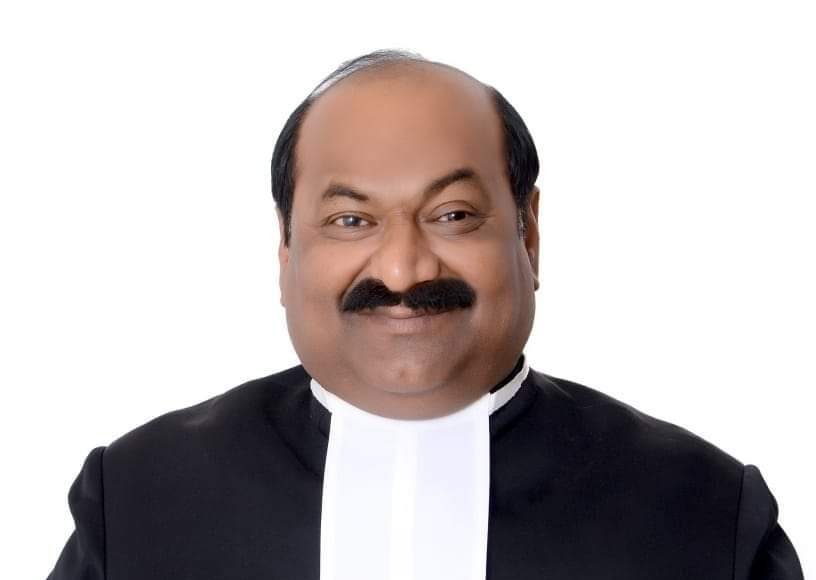 लखनऊ बार एसोसिएशन के अध्यक्ष जी.एन.शुक्ला “चच्चू” ने की मुख्यमंत्री से टेलीफोनिक वार्ता