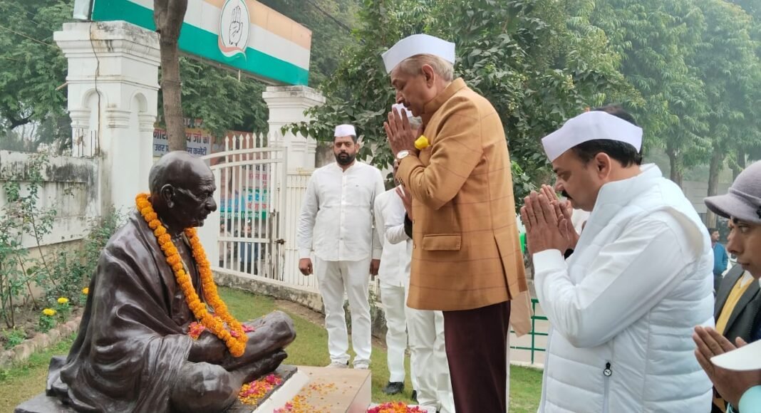 कांग्रेस कार्यकर्ताओं ने पार्टी कार्यालय में मनाया 139 वां स्थापना दिवस