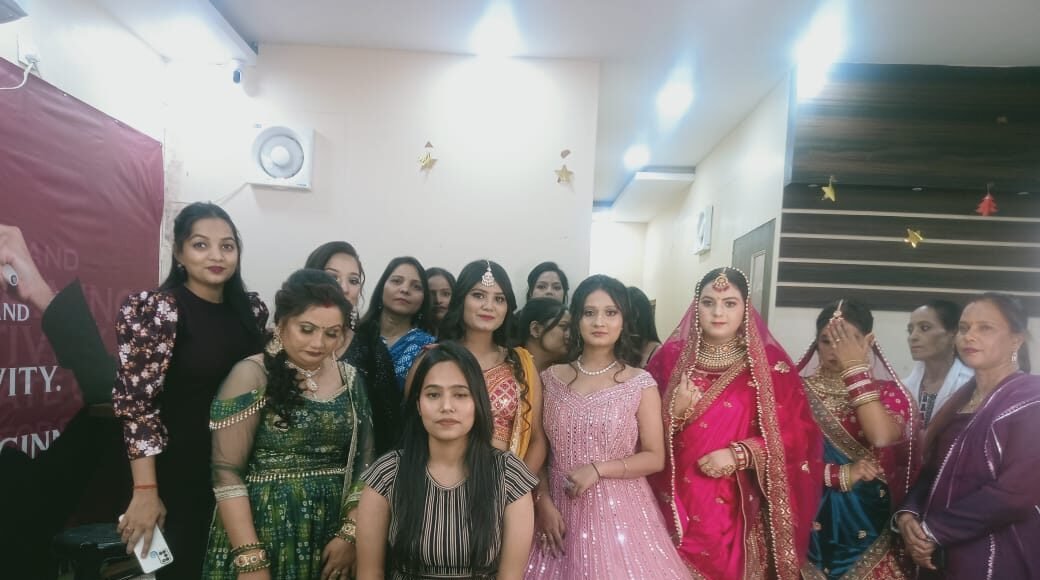 सेलिब्रिटी आर्टिस्ट आकांक्षा सेठी ने सिखाए सुंदरता के गुर, प्रतिभागियों को किया गया सम्मानित