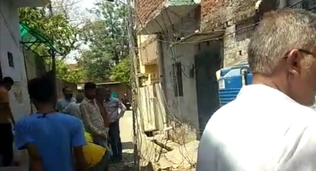 पुराने लखनऊ में छज्जा गिरने से अफरा तफरी,एक घायल
