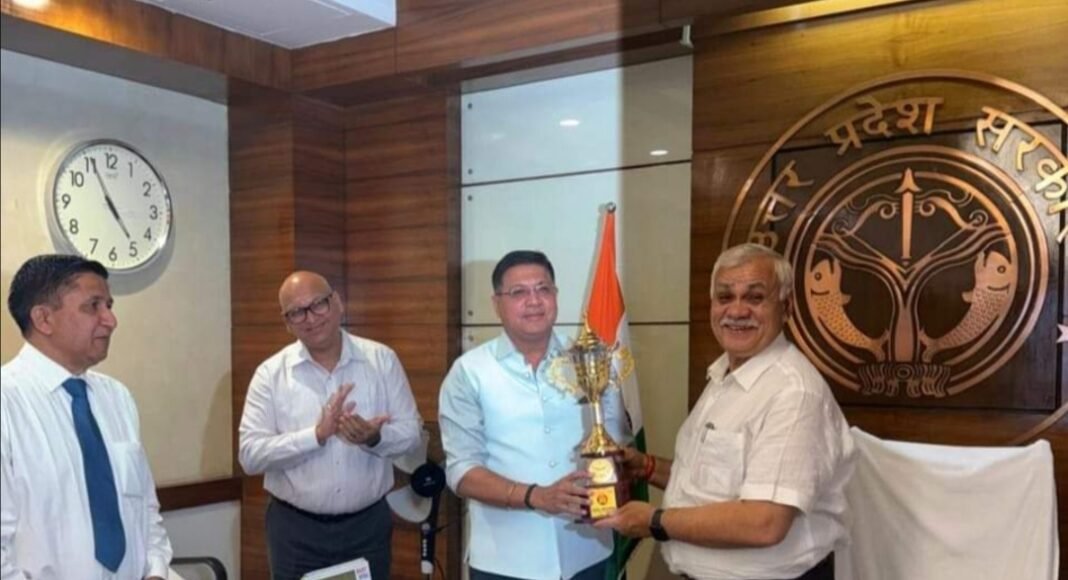 मुख्य सचिव ने दी ATS प्रमुख नवीन अरोड़ा को  ट्रॉफी