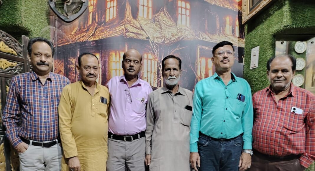 तमाम शहर में बरसा मैं बादलों की तरह। मगर वह आग लगाने में कामयाब रहा।।