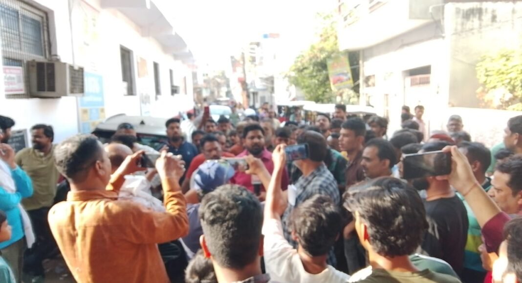 बिजली विभाग की मनमानी के खिलाफ जनता ने किया प्रदर्शन