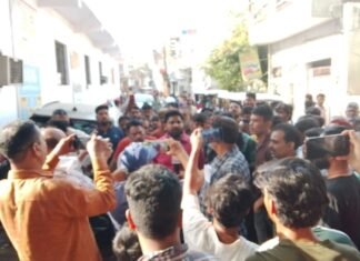 बिजली विभाग की मनमानी के खिलाफ जनता ने किया प्रदर्शन