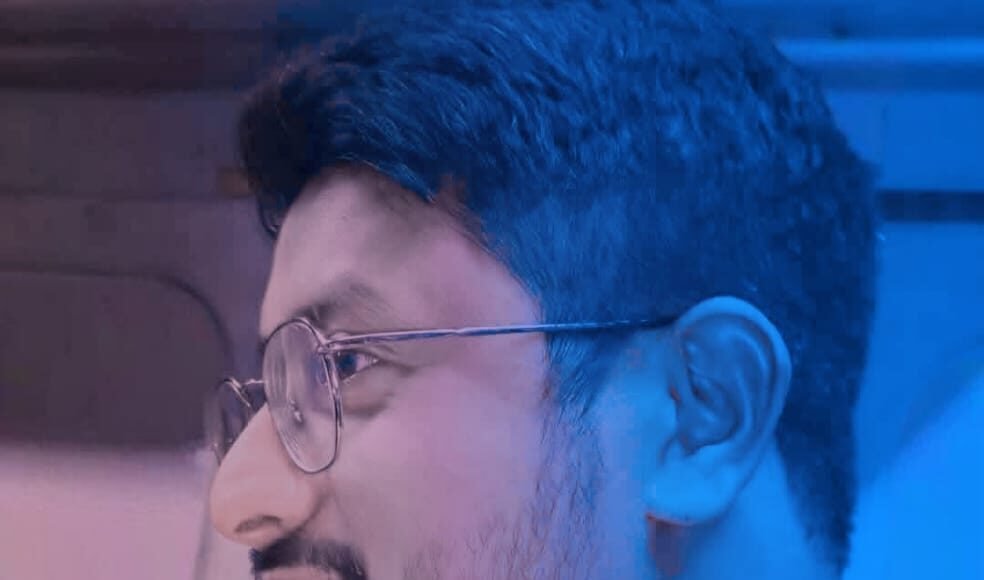 कर के तामीर रहूंगा तेरी यादों का महल। मुफलिसी भी मुझे मजबूर ना होने देगी।।