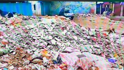 पुराने लखनऊ में ऐतिहासिक धार्मिक स्थल के निकट एक मकबरा कूड़े घर में तब्दील, नगर निगम मौन
