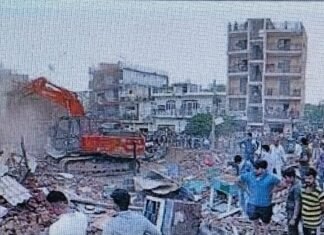 गोमतीनगर में अवैध निर्माण पर चला नगर निगम की कार्रवाई का हंटर