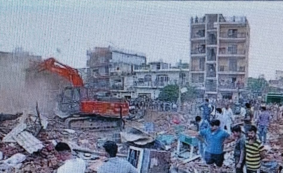 गोमतीनगर में अवैध निर्माण पर चला नगर निगम की कार्रवाई का हंटर