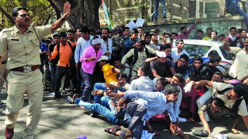 सपा कार्यकर्ताओ ने किया कलेक्टेªट के बाहर प्रदर्शन पुलिस ने खदेड़ा