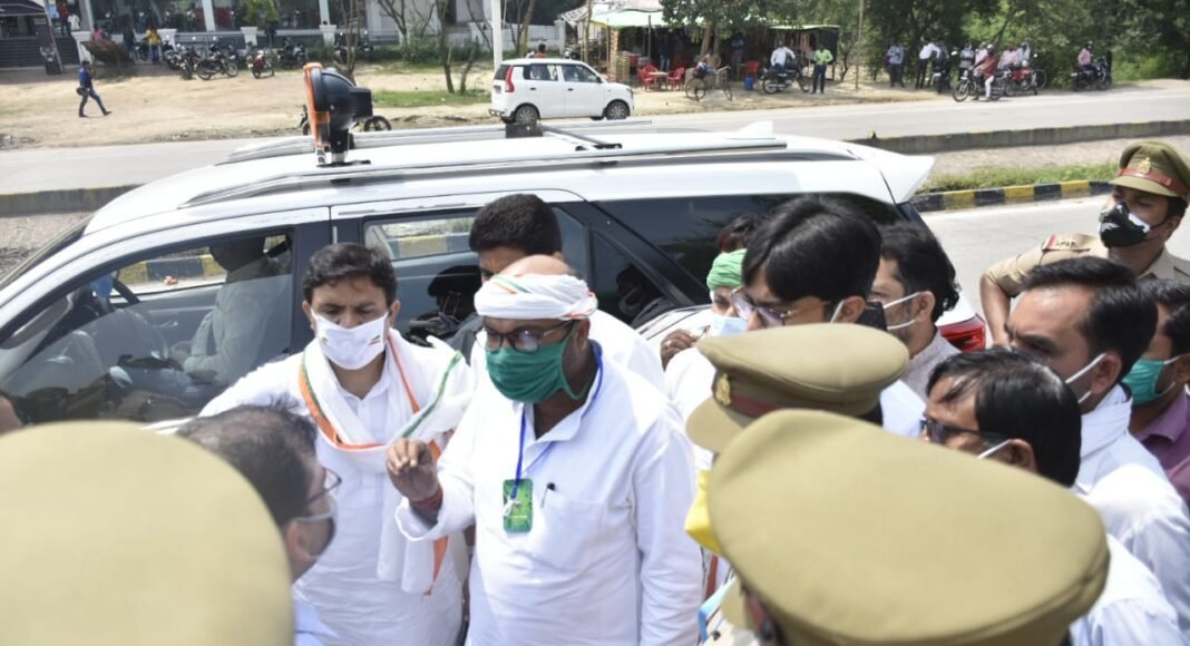 अयोध्या में किसानों से मिलने जा रहे कांग्रेस प्रदेश अध्य्क्ष बाराबंकी में गिरफ्तार