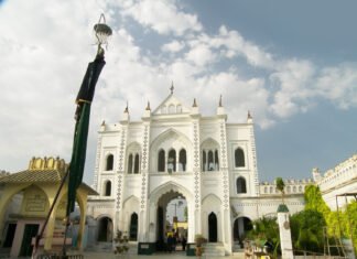 दरगाह कमेटी ने 2 करोड़ का बना डाला फर्श,पत्थरों पर गिरकर चोटिल हो रहे हैं ज़ायरीन