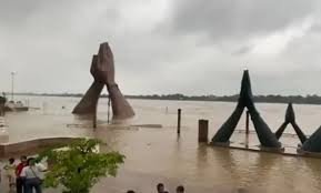 वाराणसी में गंगा का जलस्तर खतरे के निशान के करीब, प्रशासन हाई अलर्ट पर