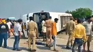 डिवाइडर से टकराकर पलटी बस, पांच की मौत, दर्जनों घायल