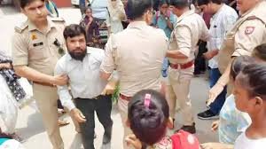 अलीगढ़ में प्रोफेसर पर लगा छात्रा को अश्लील मैसेज भेजने का आरोप, हंगामा
