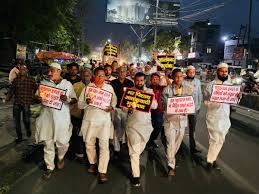 टीले वाली मस्जिद पर नमाजियों ने काली पट्टी बाँधकर पहलगाम हमले के खिलाफ प्रदर्शन किया