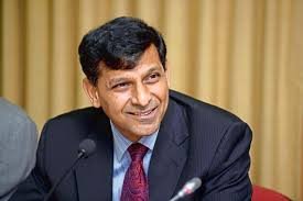देश की आर्थिक कमज़ोरी के लिए निति आयोग के वी.सी राजीव कुमार या पूर्व आरबीआई गवर्नर रघुराम राजन की मानें बात ?