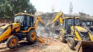 योगी सरकार की सख्त नीतियों के तहत अवैध प्लॉटिंग पर कार्रवाई तेज, मोहनलालगंज में बुलडोजर