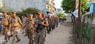 लखनऊ में हाई अलर्ट, पुलिस का फ्लैग मार्च