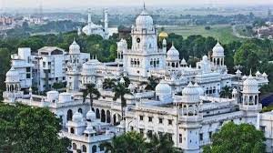 केजीएमयू में दलालों की घुसपैठ: मरीजों को बिना रोक-टोक दवाएं पहुंचा रहे, प्रशासन उदासीन; स्वास्थ्य विभाग ने जांच टीम गठित की