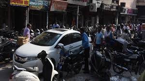 अमीनाबाद में पार्किंग और ट्रैफिक जाम की समस्या बरकरार