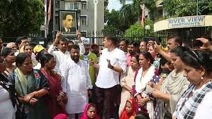 सीजीआई पर जूता फेंकने वाले अधिवक्ता के घर पहुंचा जूतों की माला का जुलूस