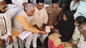 मॉब लिंचिंग में मारे गए दलित हरिओम की पत्नी ने सीएम योगी से की मुलाकात,सरकार ने दी 14 लाख की सहायता