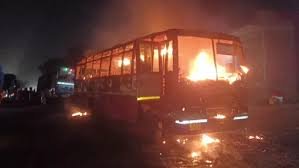 बुलंदशहर हाईवे पर बस में आग: दिल्ली-हाथरस मार्ग पर हादसा टला, कोई हताहत नहीं