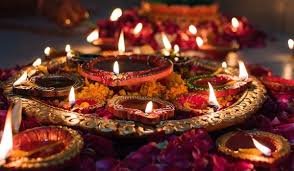 लखनऊ में दीपावली की रौनक शुरू, ग्रीन पटाखों पर जोर