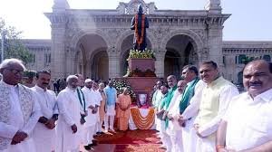 लखनऊ  में ‘चरण सुहावे गुरु चरण यात्रा’ का भव्य स्वागत, योगी ने संबोधित किया