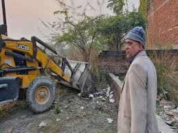 किंग जॉर्ज मेडिकल यूनिवर्सिटी  परिसर में अतिक्रमण हटाने के दौरान विवाद,पुलिस और प्रशासनिक टीम पर पत्थराव में एक डॉक्टर घायल